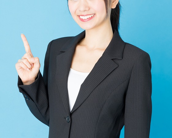指を立てる女性