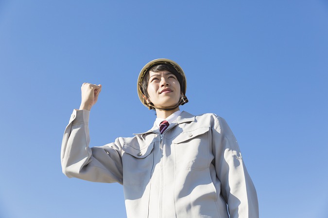 青空・ガッツポーズの男性