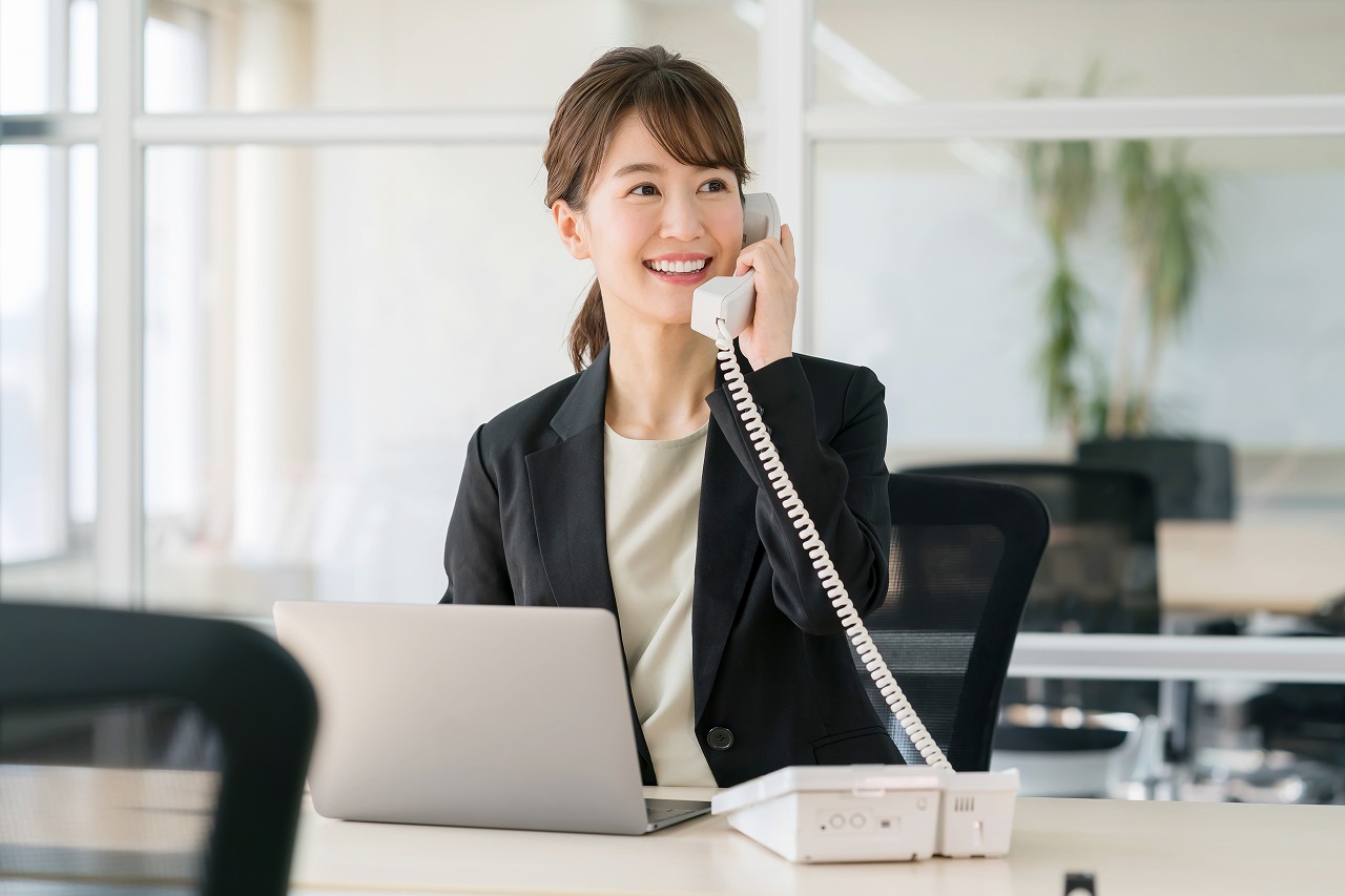 電話対応する女性